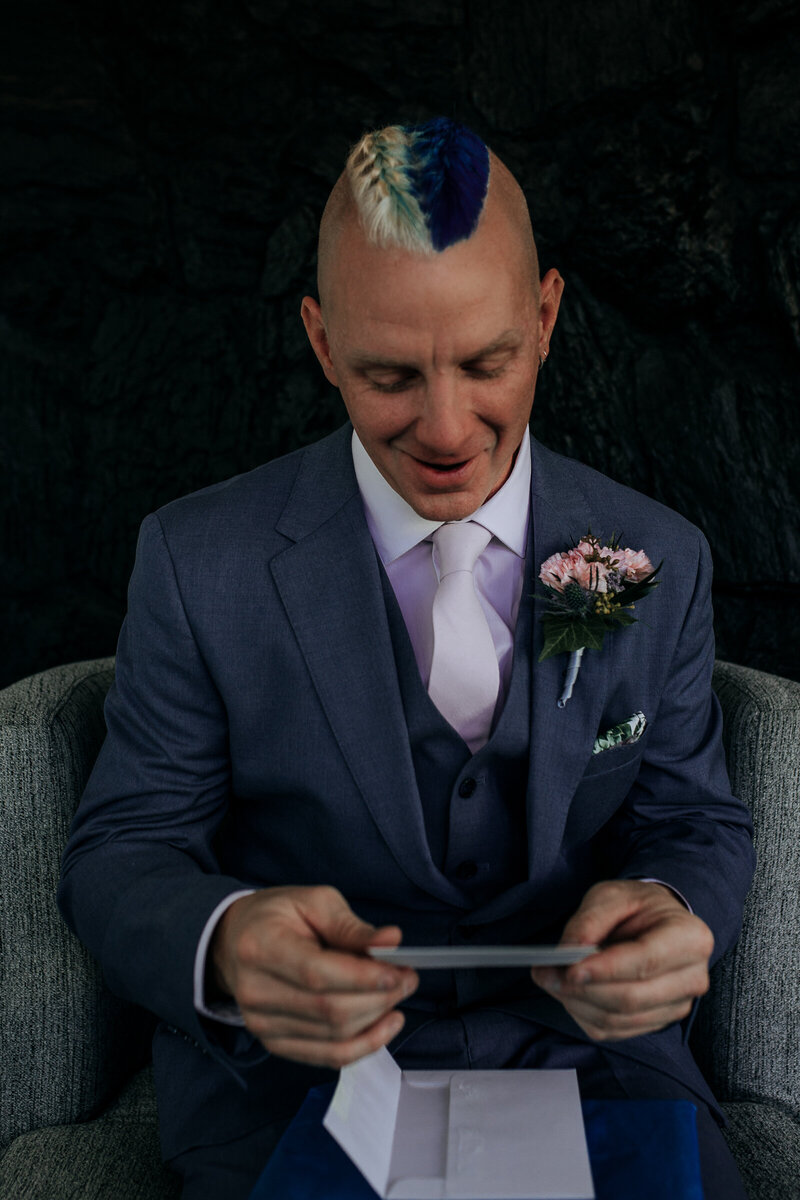 groom reading a letter from his bride