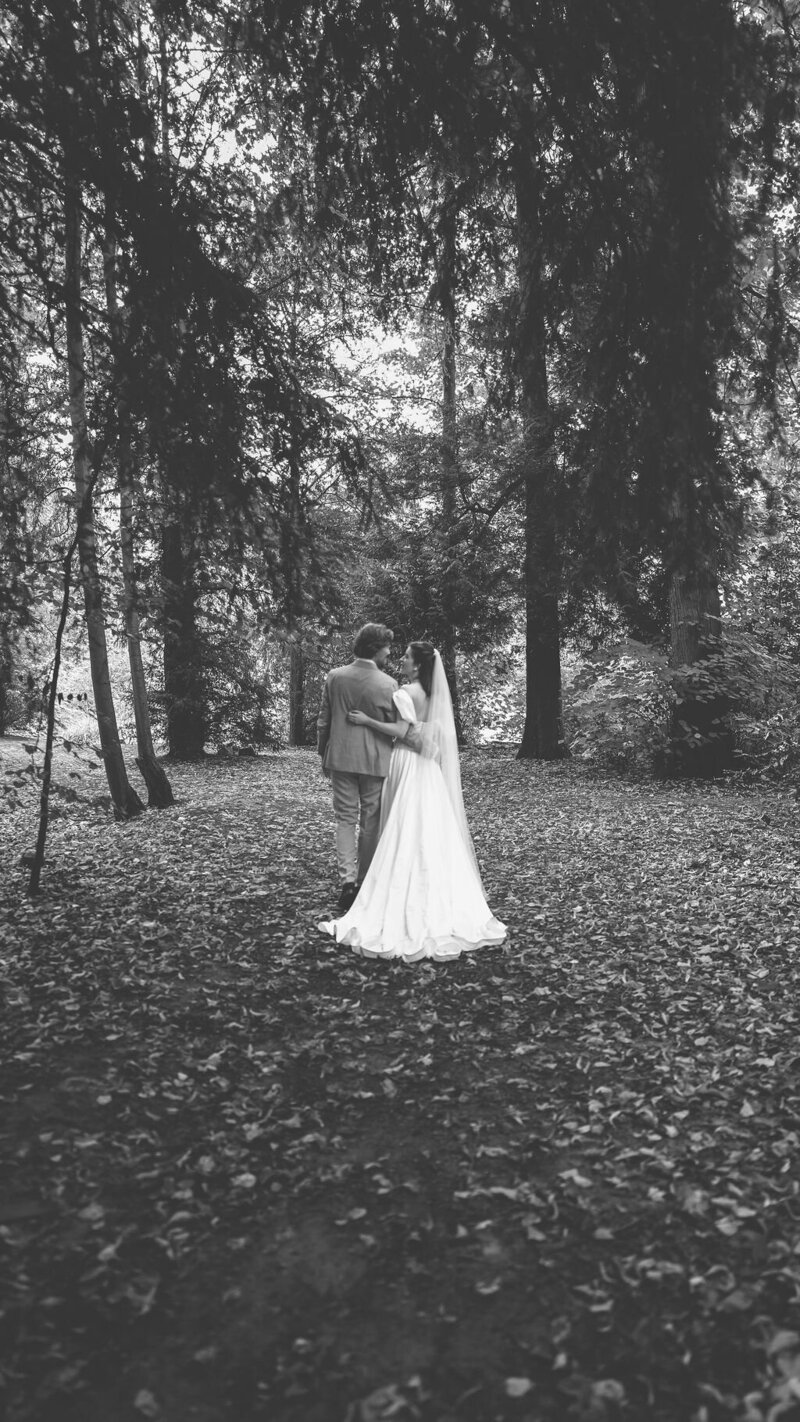 Bruidspaar poseert liefdevol tijdens hun fotoshoot in een park, verzorgd door Timeline Weddings als ceremoniemeester in Noord-Holland