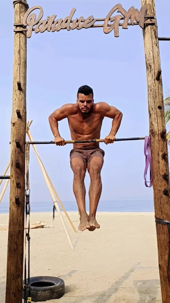 Outdoor workout area at Paradise Gym in Puerto Escondido, featuring eco-friendly equipment and group classes like yoga, aerobics, and functional training by the beach.