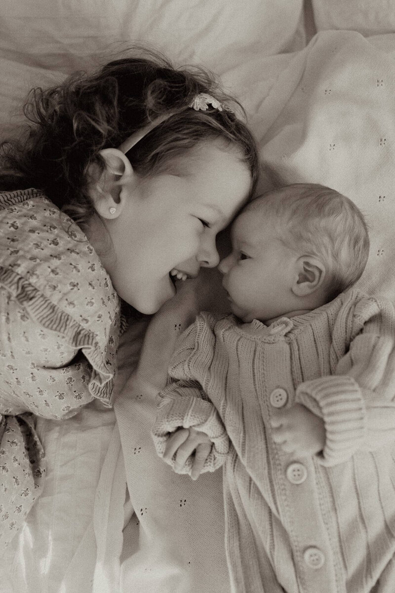 Broer en zus tijdens newbornshoot