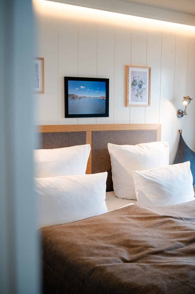 Doppelbett im Zimmer des LOEV Hotel