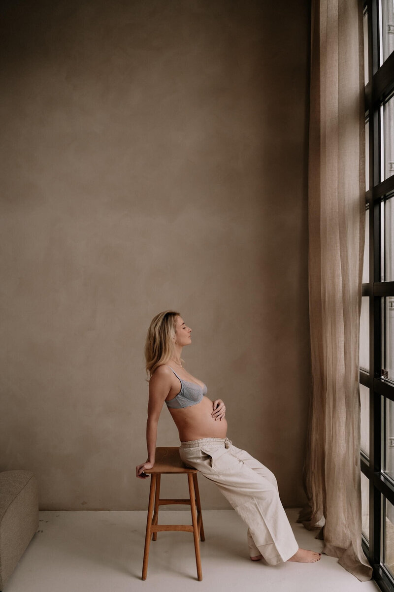 Zwangerschapsshoot in daglicht studio Rotterdam