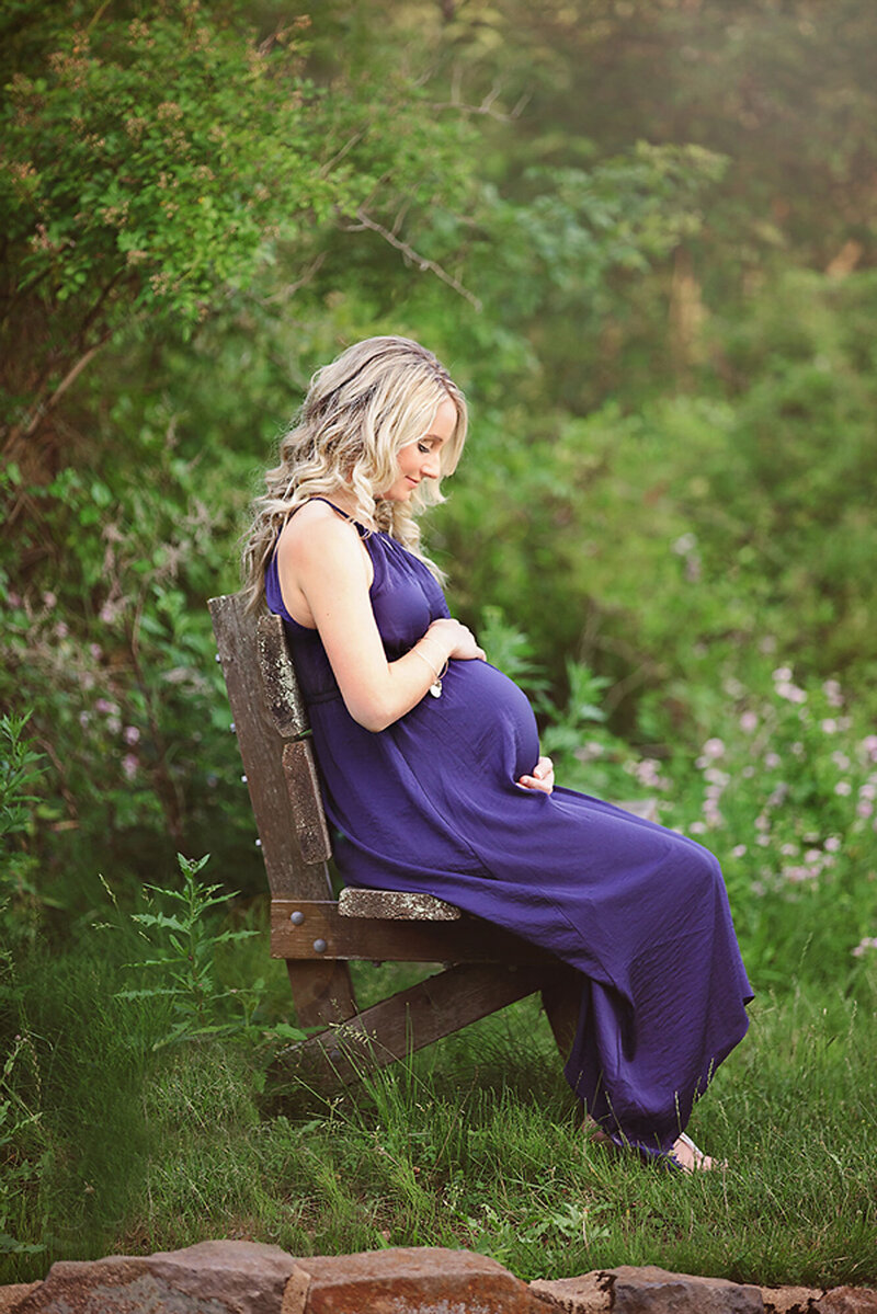 new jersey expecting mom posing for her maternity photos in NJ park