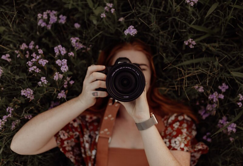 Liss Flare photography, portrait with camera in flowers