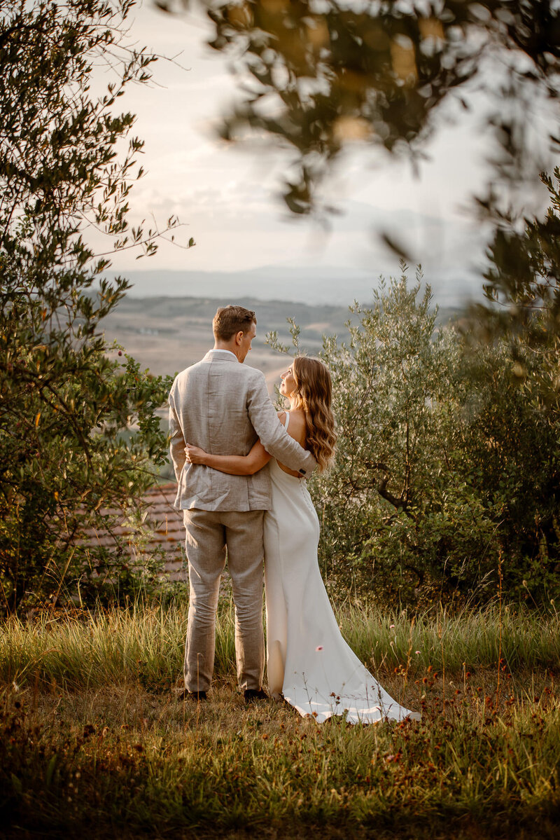 newlyweds having a wedding photo shoot in TUscany