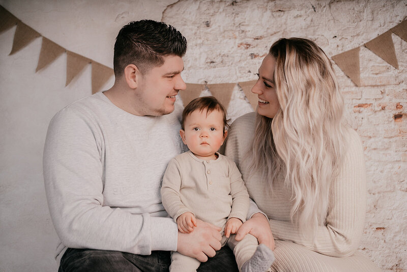 Deze afbeelding toont een zwanger vrouw aan tijdens een profecionele fotoshoot
