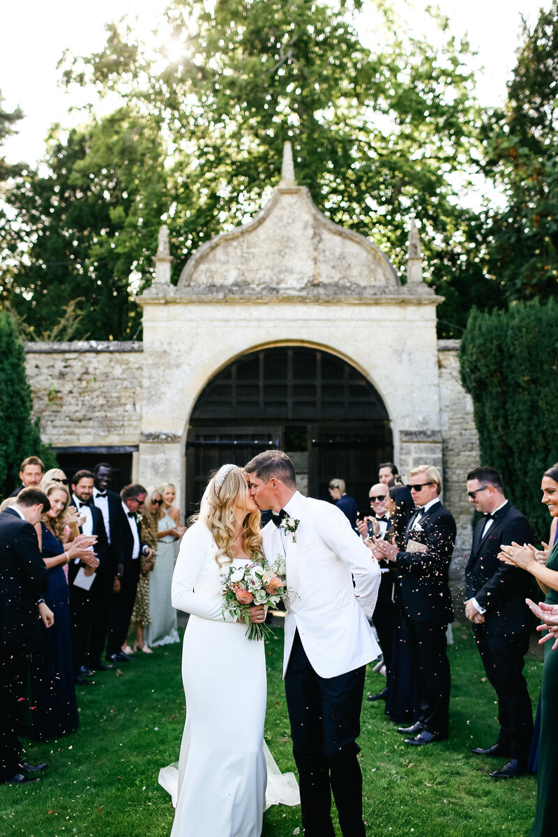bride-and-groom-kissing-at-luxury-wedding-in-oxfordshire