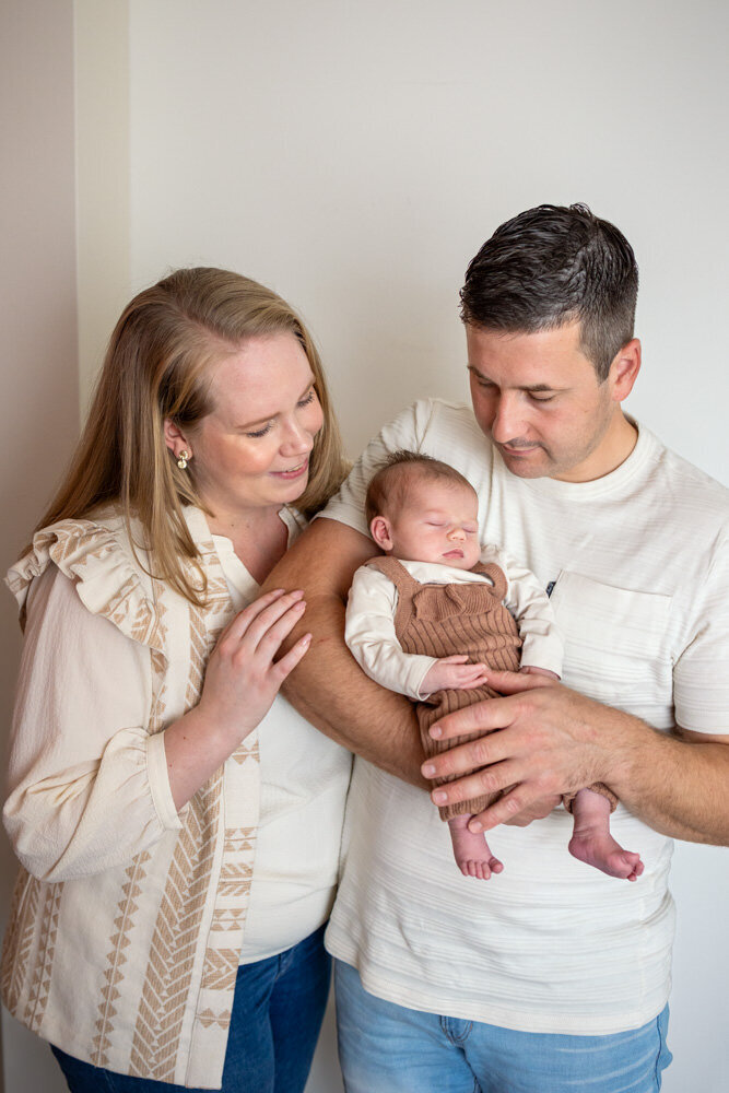 lifestyle gezinsfoto newborn met papa en mama