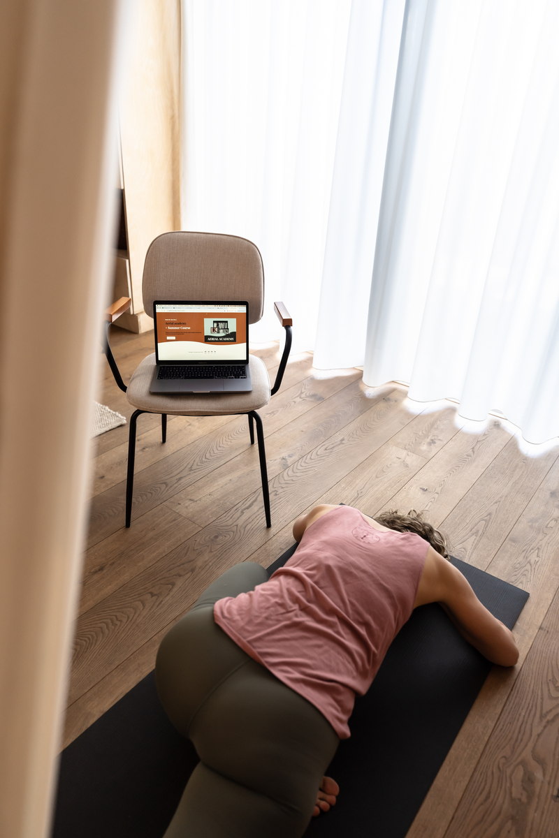 Volg veilige en begeleide aerial yogalessen vanuit huis met de Aerial Academy – leer ontspannen, versterken en herstellen op jouw tempo.