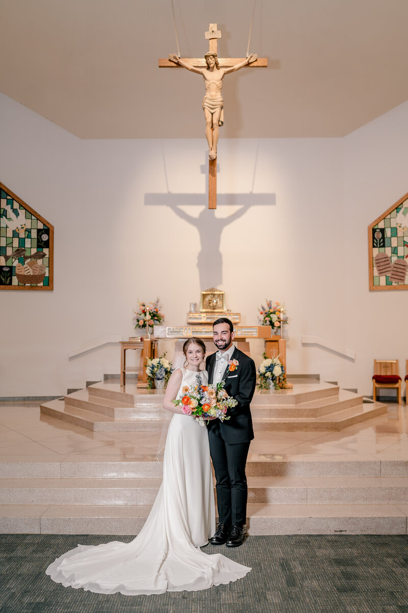 vibrant-catholic-wedding-in-reston-virginia-00010