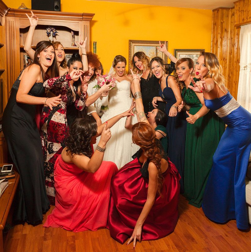 fotos en casa de la novia, amigas de la novia, la boda es una fiesta
