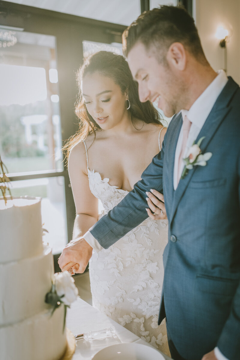 Couple cutting the cake at Hilton Head weddding