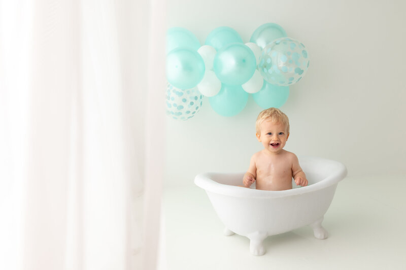 éénjarige baby in bad