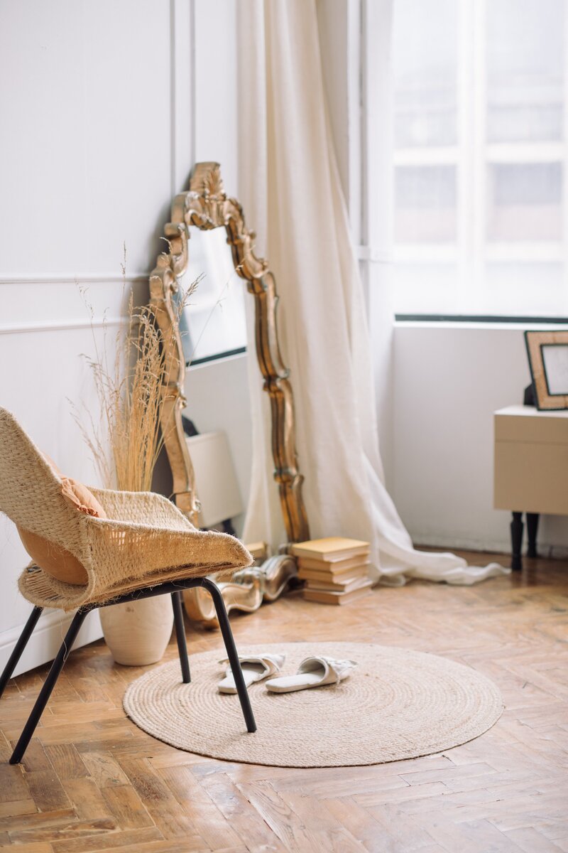 living-room-with-vintage-mirror-on-the-floor_t20_P0OP4B