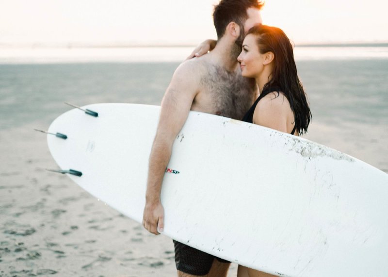 Surfer-couple-film-photography-adventurous-at-the-beach-surfs-up20