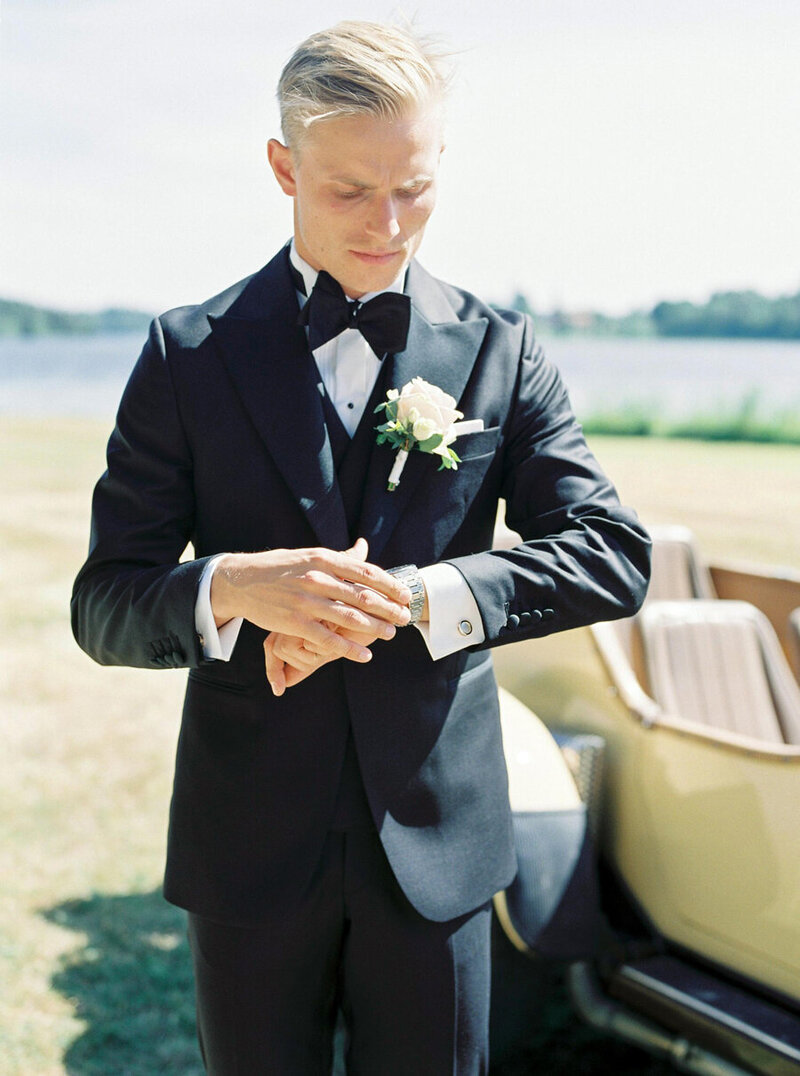011-groom-looking-at-his-watch-checking-the-time-for-the-bride-to-arrive-at-södertuna-slott