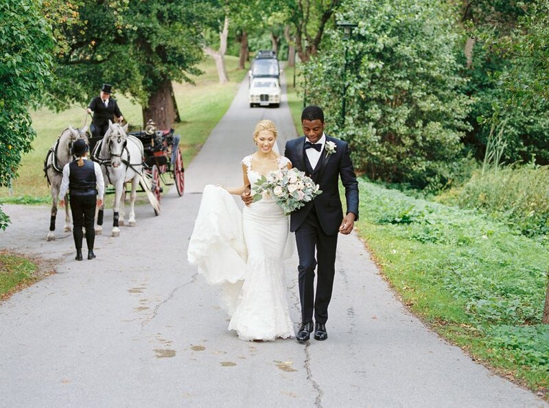 0023_Bride-and-groom-walking-at-Djurgården