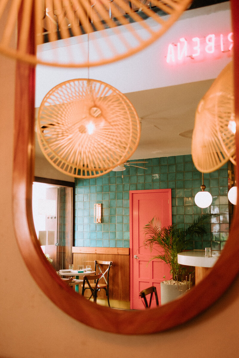 photo d'un espace d'un restaurant pris dans un miroir
