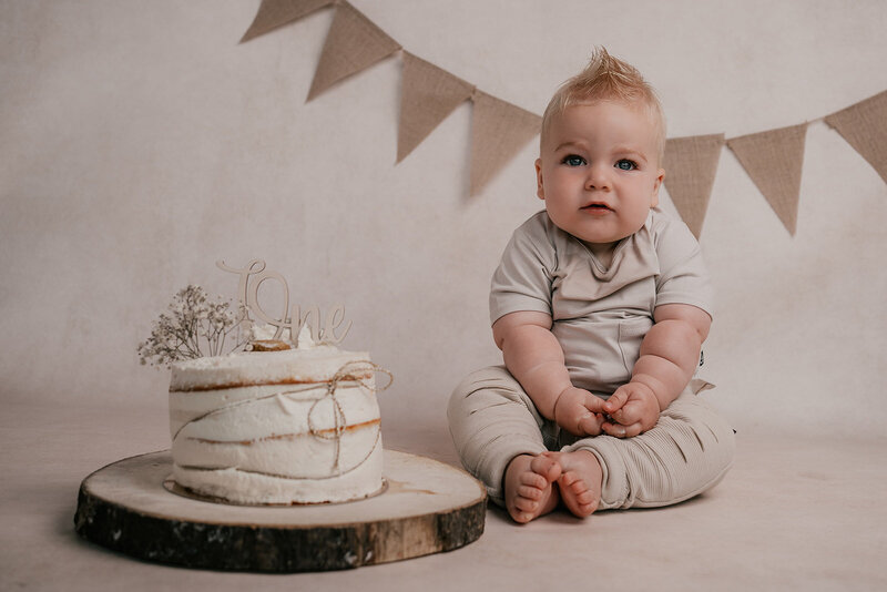 cakesmash fotoshoot in een neutrale, lichte setting