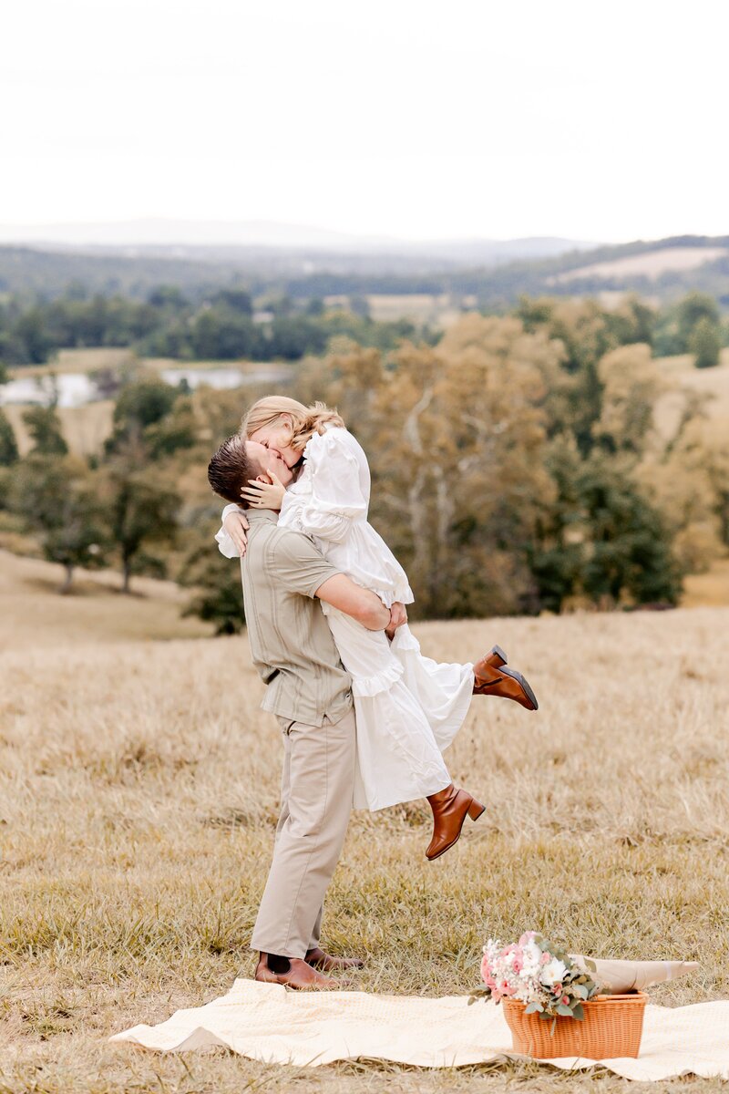 dreamy-picnic-engagement-session-in-delaplane-virginia-00020