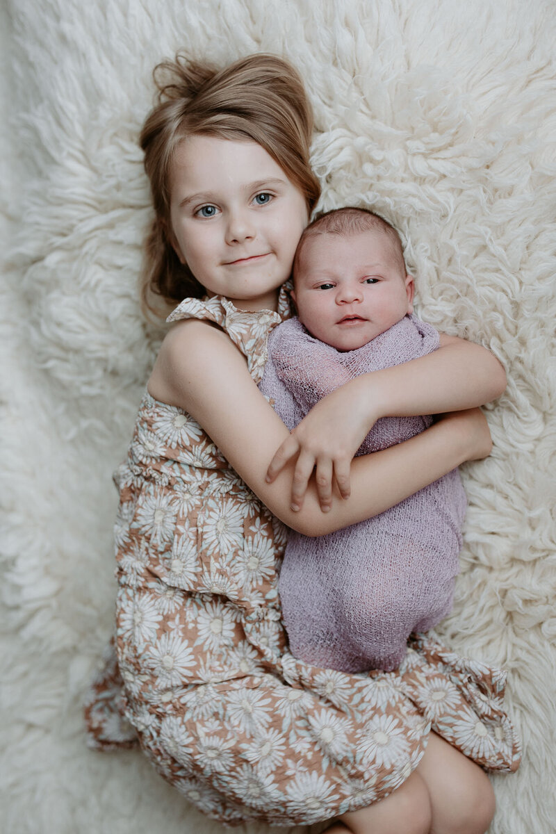 sibling-photos-newborn-shoot