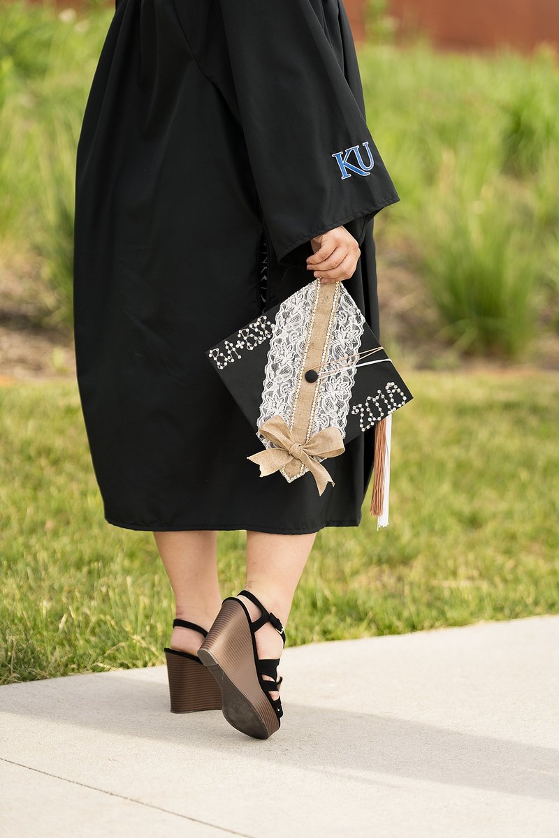 College Graduation Photos at Kansas University's Campus in Lawrence, KS Photographer - College Graduation Photographer_0007