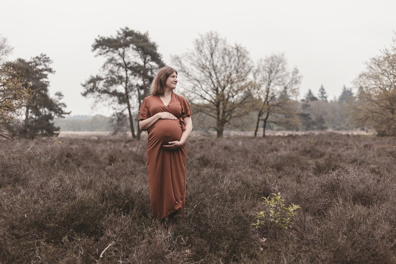 Zwangerschapsshoot bij de Heide in Havelte bij de Hunebedden