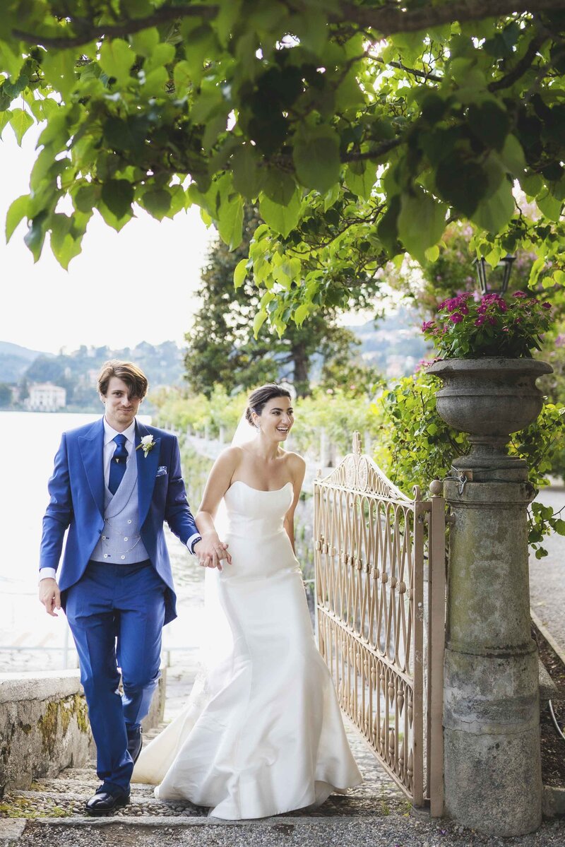 newlyweds enter wedding venue Villa Pizzo