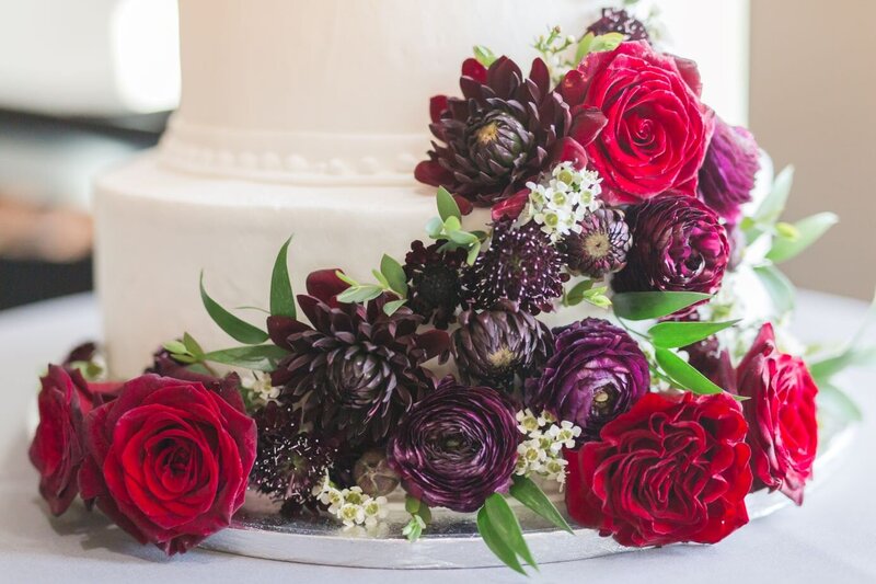 michigan wedding photographer howell cake and flowers