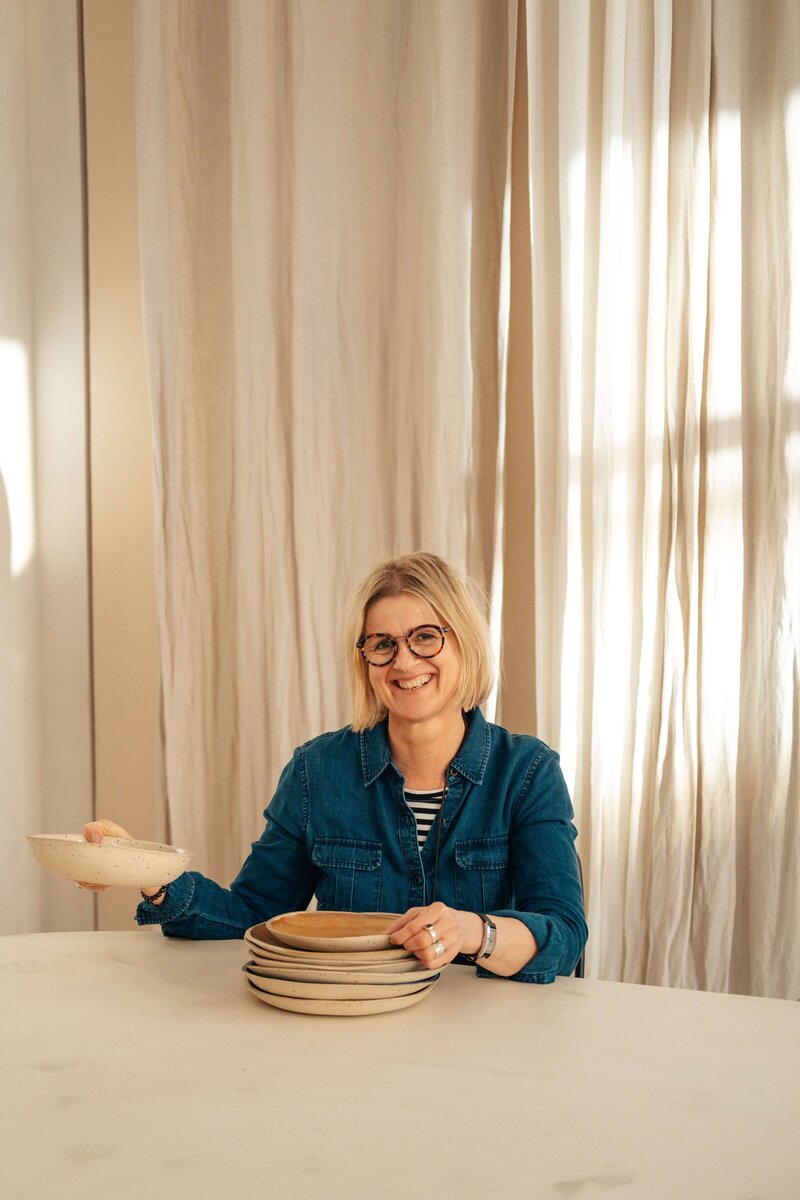 Ilse Klün met haar keramieke borden