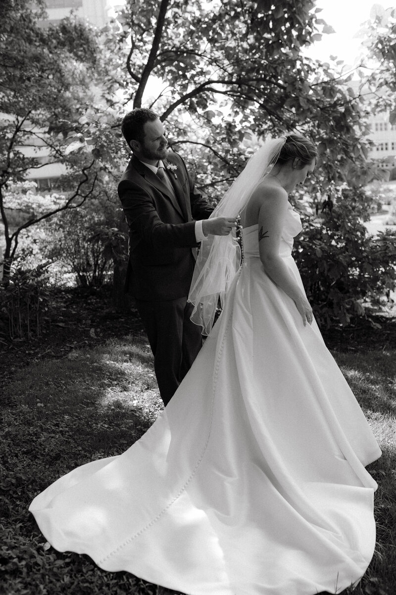 EmilyAmbie Photography-documentary wedding at carnahan memorial garden00015