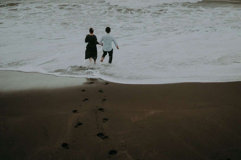 couple run toward to sea