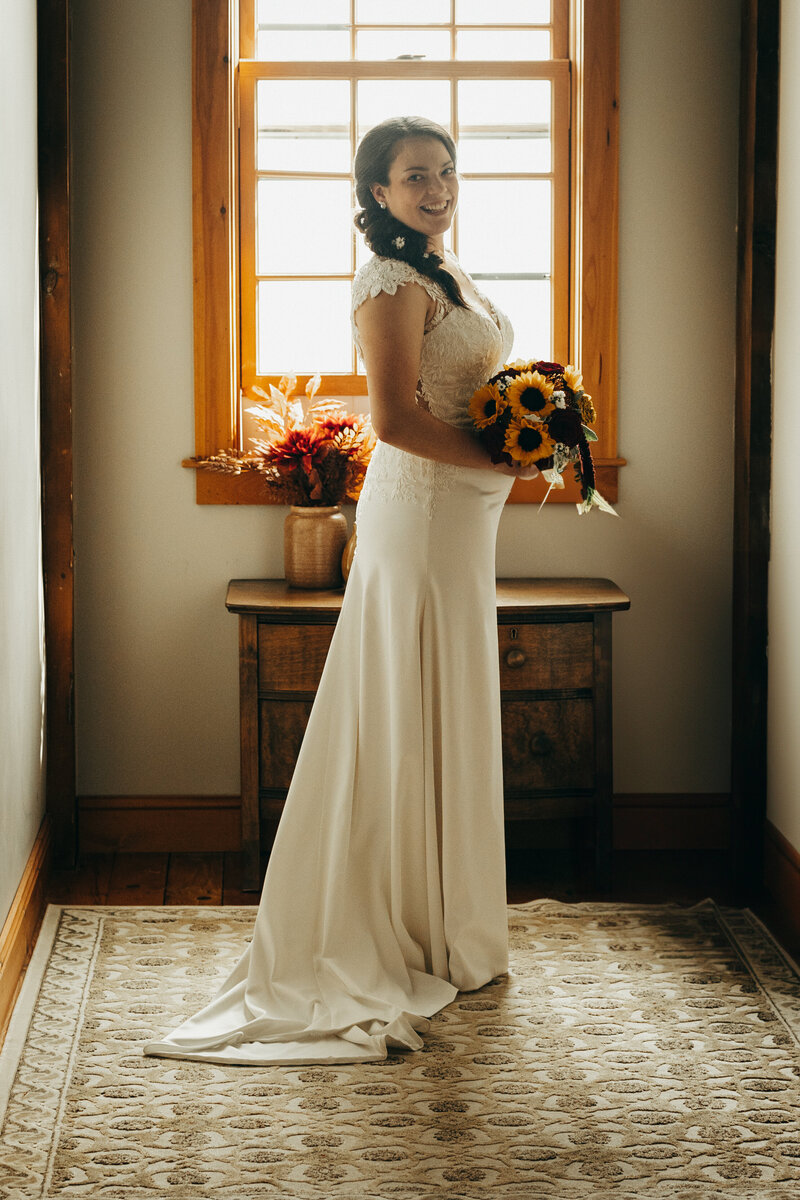 BRIDE-GETTING-MARRIED-IN-THE-FALL-IN-VERMONT