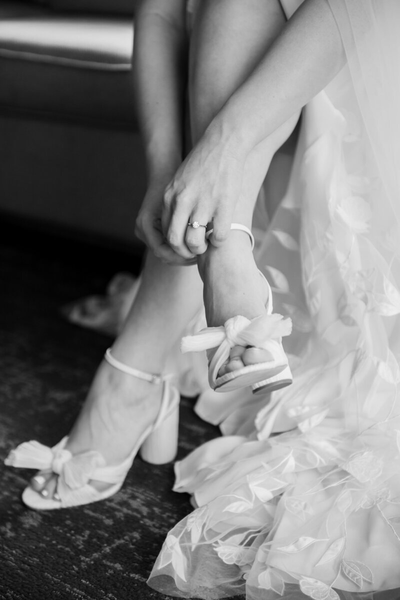 DETROIT-WEDDING-PHOTOGRAPHER-MEADOW-BROOK-HALL-CAPTURED-BY-KELSEY-25