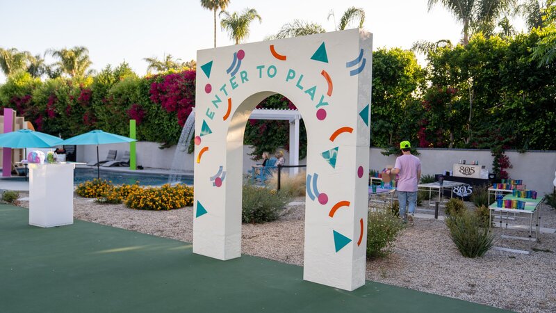 '90s themed party arch