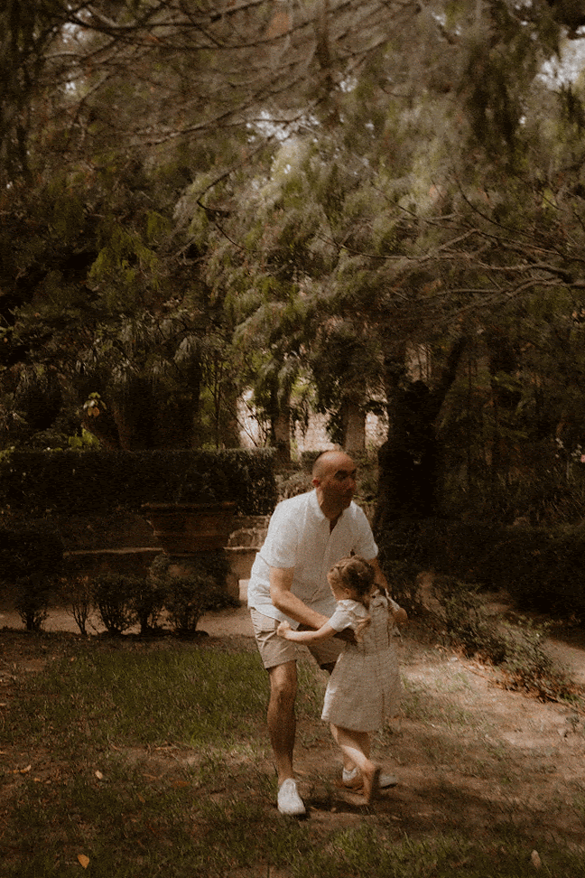 gif papa souleve sa fille dans les airs dans jardin serre de la madone menton