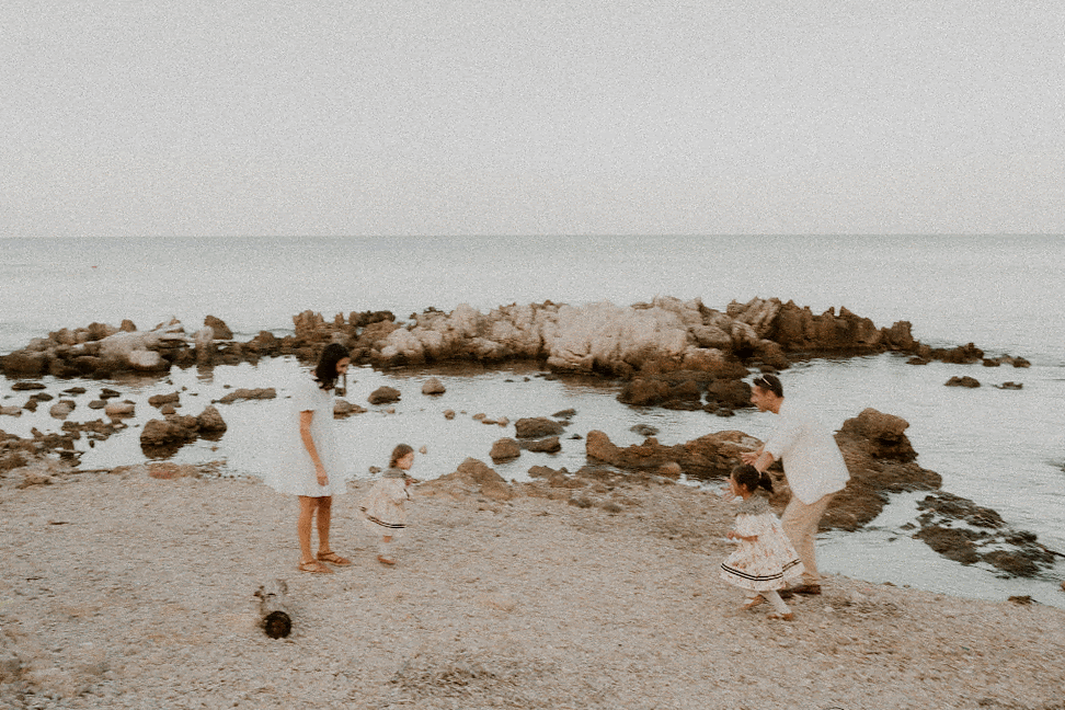 gif petites filles courent dans les bras de leurs parents qui les font tourner dans les airs sur plage cap antibes