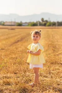 children-photoshoot-mallorca-woods-field-7