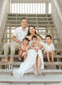 Niceville family photographer session, family of six sitting together on outdoor steps