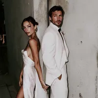 superherodesignco_34572_Bride_and_groom_standing_back_to_back_33c906d1-1aa4-40d2-8fb1-df6e82078f37_2