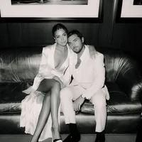 superherodesignco_34572_Stylish_bride_and_groom_sitting_on_a__cf120d13-cbf4-4031-b959-390810bb83da_3