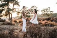 Prachtige shoot met het gouden uurtje in de soesterduinen waar de heide mooi paars kleurde door het mooie licht. door monica stout uit sliedrecht