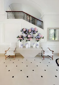 hochzeitsfotograf-cap-ferrat-hotel-treppenhaus-blumendekoration