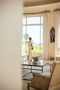 hochzeitsfotograf-cap-ferrat-braut-fensterblick-suite