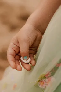 little-girl-holding-shell-oahu-beach-session