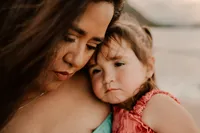 daughter-snuggling-mom-oahu-family-session