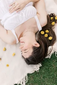 woman with dandelions in her hair during peoria il maternity photos