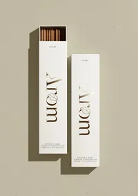 Packaging avec logo Arôm, marque d'huiles essentielles.
