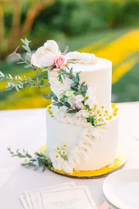 White wedding cake with fresh flowers