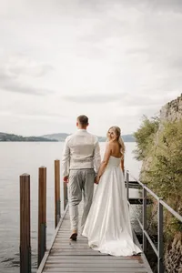 Hochzeitspaar in Standstad auf dem Steg beim Restaurant Aiolo beim Brautpaarshooting zum Sonnenuntergang